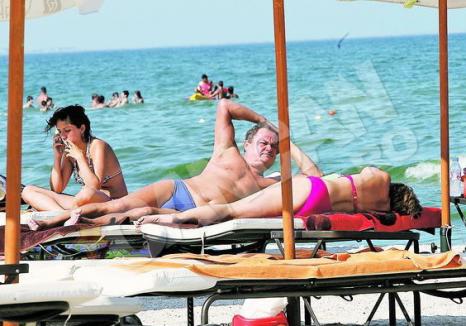 Paparazzi l-au prins pe Vasile Blaga la plajă (FOTO)